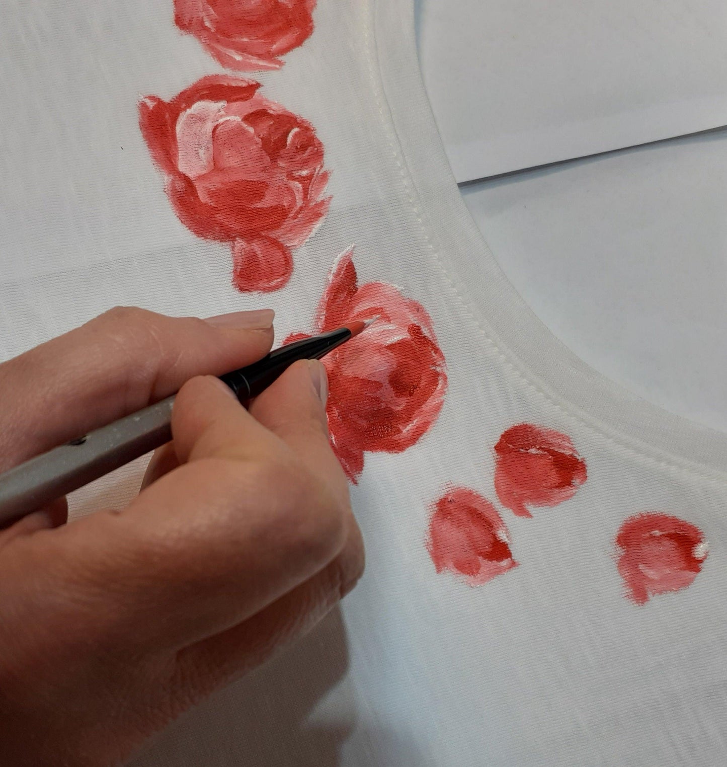Maglia ricamata e dipinta a mano | Rose Rosse